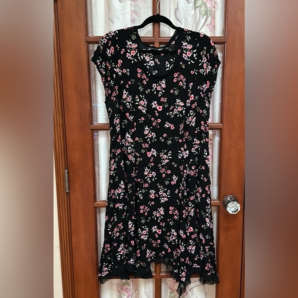 Dress - floaty black floral - pockets